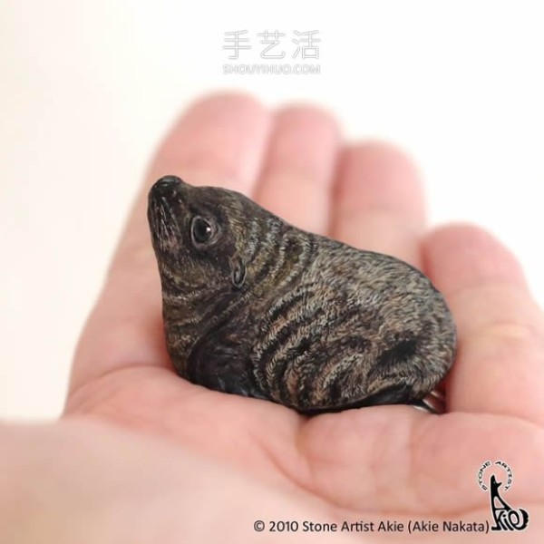 Japanese artist transforms ordinary rocks into highly realistic animals