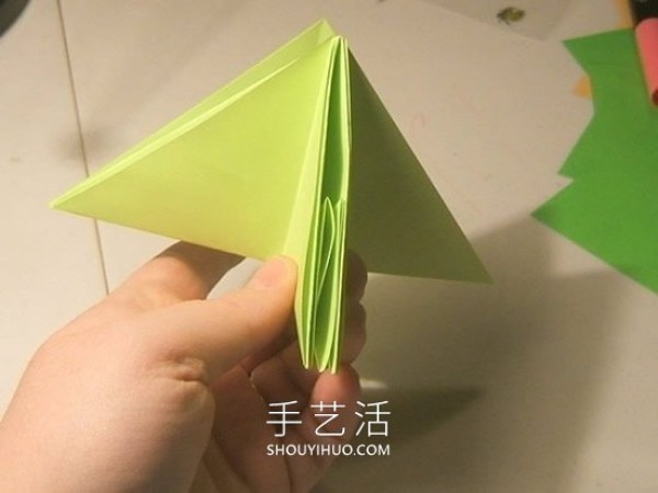 Detailed step-by-step diagram of how to fold a simple origami three-dimensional Christmas tree