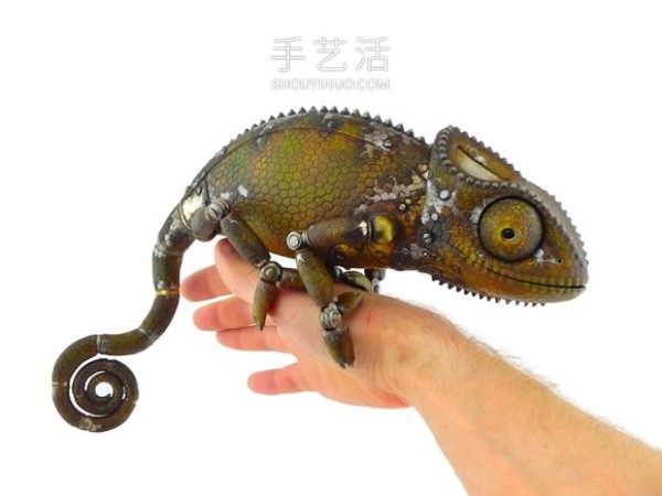 Discarded mechanical parts to DIY steampunk-style animal sculptures