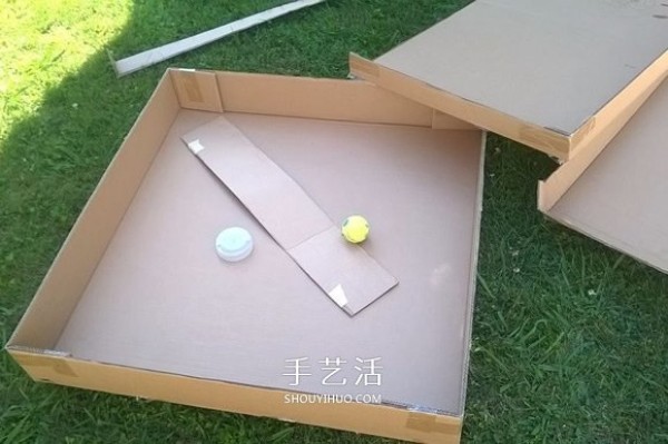 How to make a maze toy out of a cardboard box so that two people can play together! 