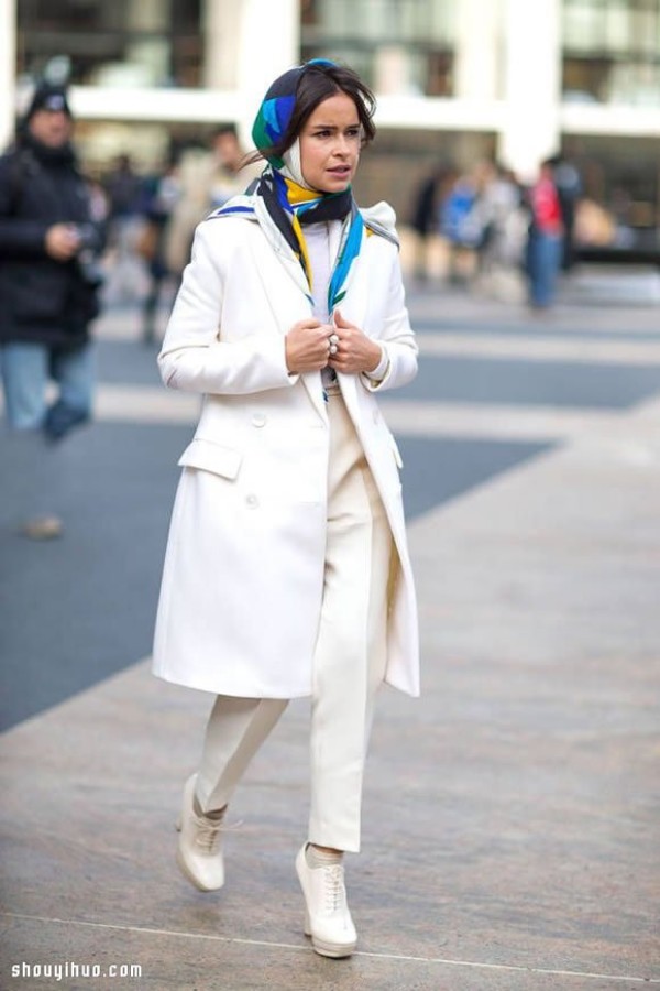 Breaking away the haze of winter: Girls wearing all white in autumn and winter