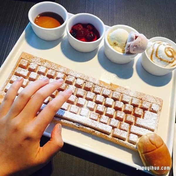 Wonderful feeling, please enjoy keyboard waffles and mouse bread