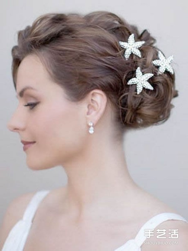 Three simple hair accessories to create a charming hairstyle for girls.