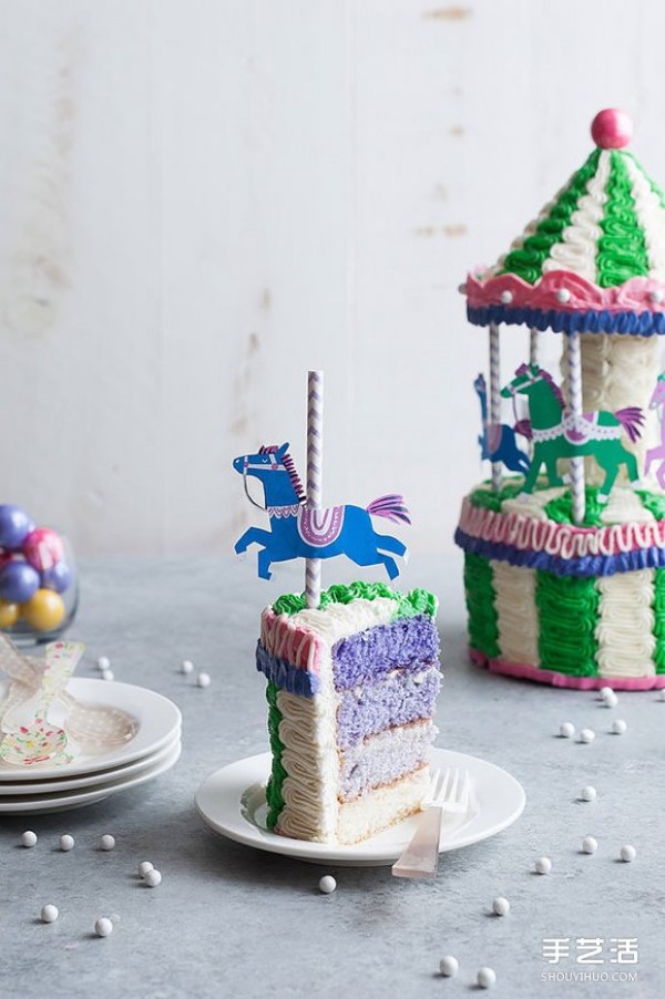 Creative Cake DIY: Illustrated Tutorial on How to Make Carousel Cake