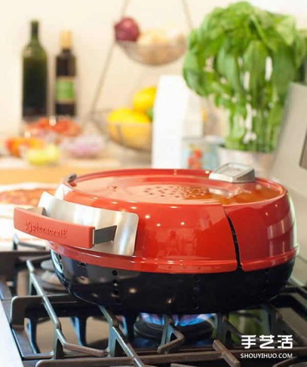 The countertop oven design allows you to make professional and delicious pizza at home