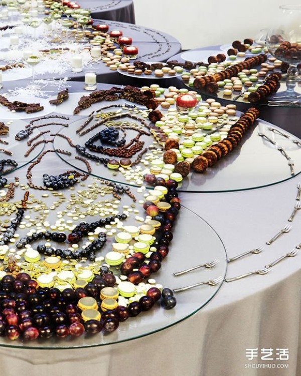 Use visual dislocation from a specific angle to create large-scale food art