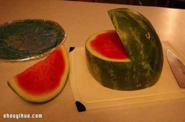 Fruit carving: Use watermelon to carve a shark with a big mouth.