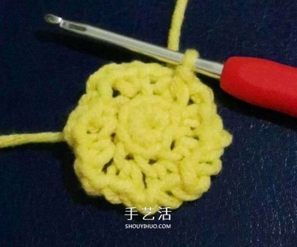 Warm and beautiful! Illustration of how to crochet zinnia cushion