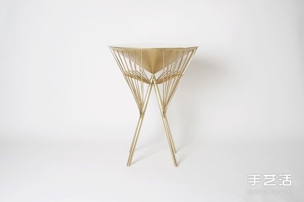 The design of brass umbrella tables and benches draws lessons from traditional Chinese oil-paper umbrellas