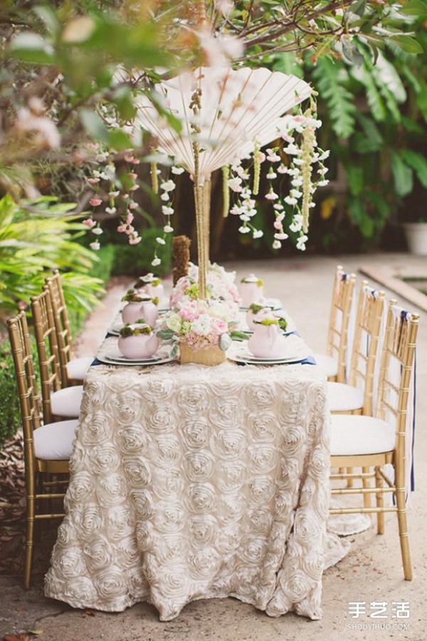 Unique theme wedding layouts: Umbrellas can make weddings so beautiful