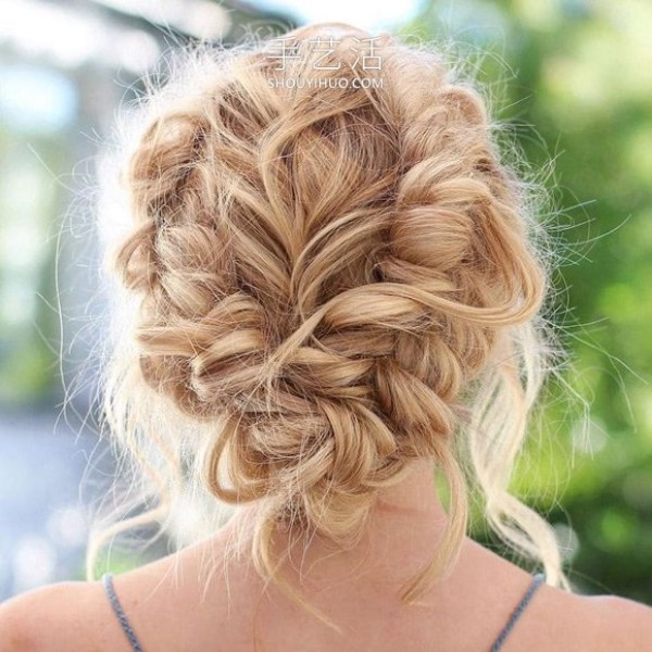 Swedish hairstylist DIYs beautiful braided hairstyles suitable for summer