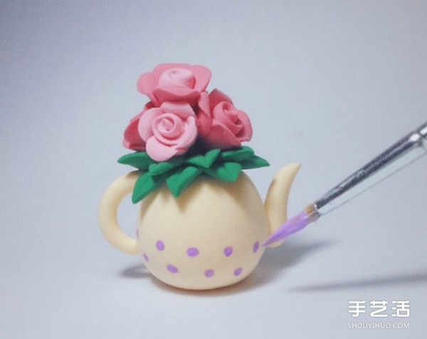 Ultra-light clay to make a kettle, vase with roses, a decorative ornament