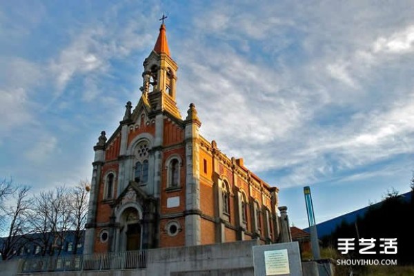 The combination of solemnity and trendiness, the renovation of a century-old church into an indoor skatepark