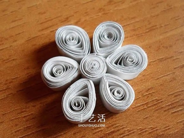 Detailed snowflake quilling tutorial and illustrations for DIY beautiful New Year hangings