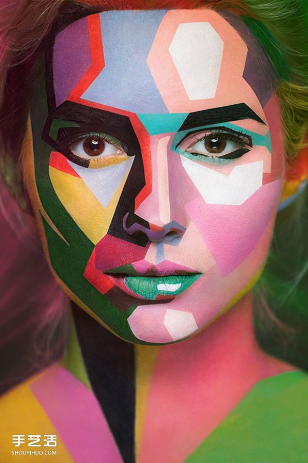 The facial makeup art that becomes three-dimensional and become 2D, see if you will be fooled