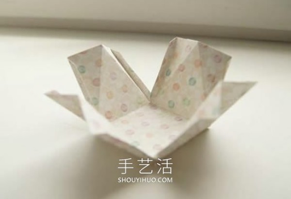 The folding and unfolding drawing of a beautiful homemade wedding candy box