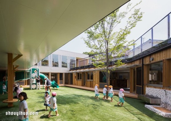 Kindergarten with a turf square, let the children run and jump to their hearts content! 