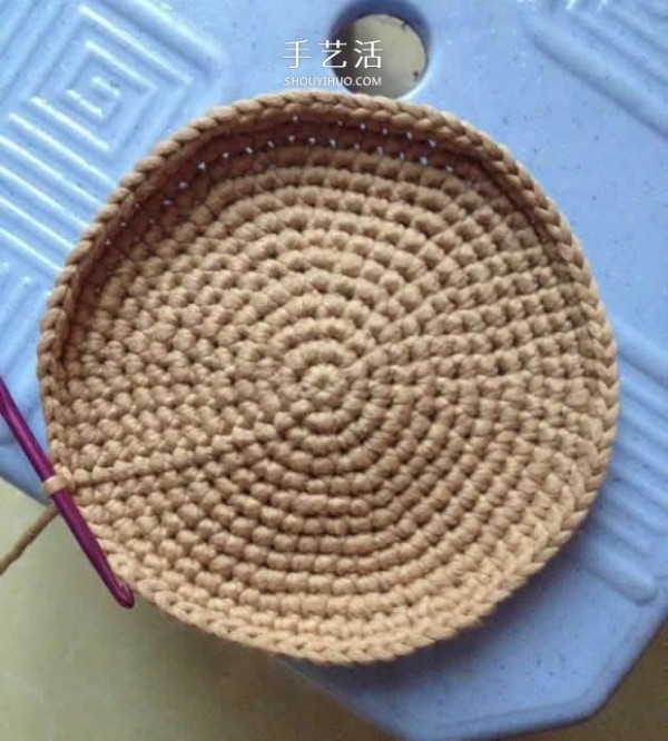 How to Knit a Wool Storage Basket and Crochet a Round Storage Basket Illustration