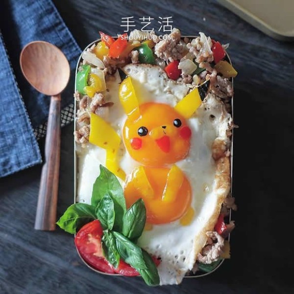 Japanese mother makes fried eggs into cute bento boxes