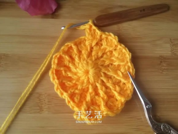 Illustration of the method of hand-crocheting single-color flower cushion/coaster