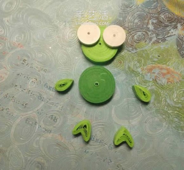 Simple tutorial on making a small green frog from quilled paper