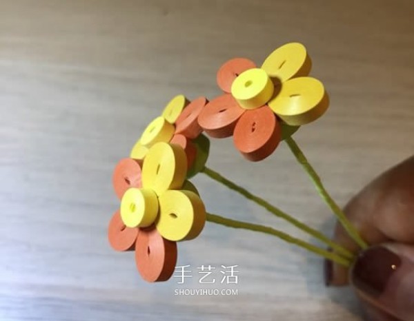 Basic tutorial on hand-making of paper-quilled five-petal flowers