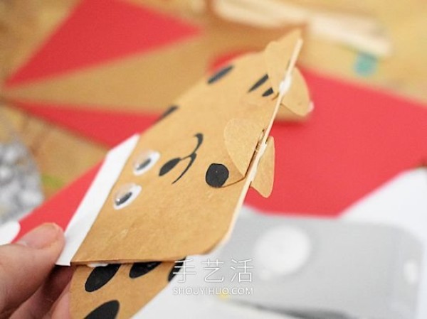 Tutorial on how to make a Christmas dog from cardboard