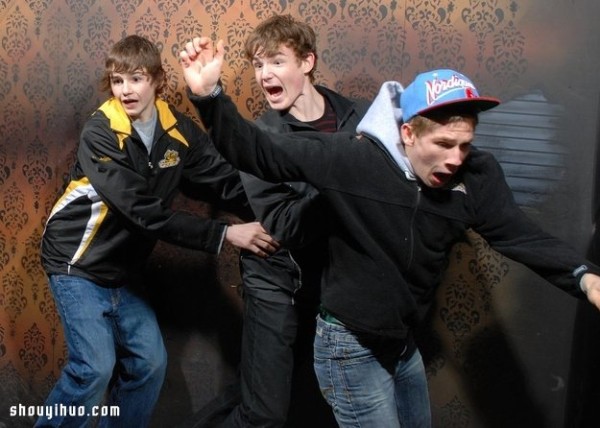 Super hilarious ~ 22 pictures of grown men being scared in a haunted house! 