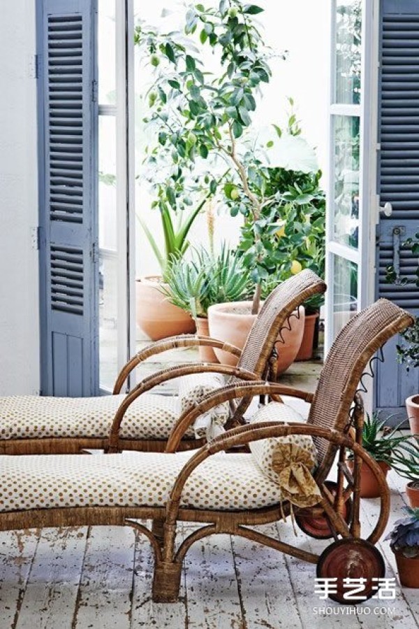 I also want a balcony like this, an urban oasis privately hidden by an interior designer