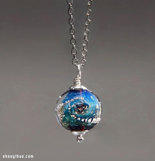 Turning ashes into a blue necklace pendant as transparent as the earth