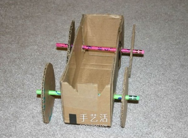 How to make a rubber band powered car by hand using cardboard boxes