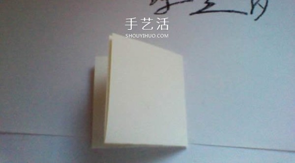 The steps of folding Higanhua are illustrated and the process of origami is detailed