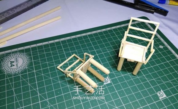 The mini ones are cute! Video of making tables and chairs with ice cream sticks and matchsticks