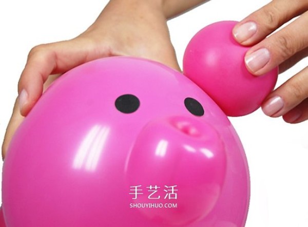 Illustrated balloon styling tutorial: Make a cute little pink pig step by step