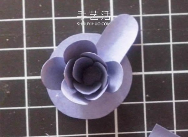 Simple steps for making handmade paper flowers