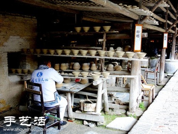 Jingdezhen, the ancient production process of a blue and white porcelain bowl