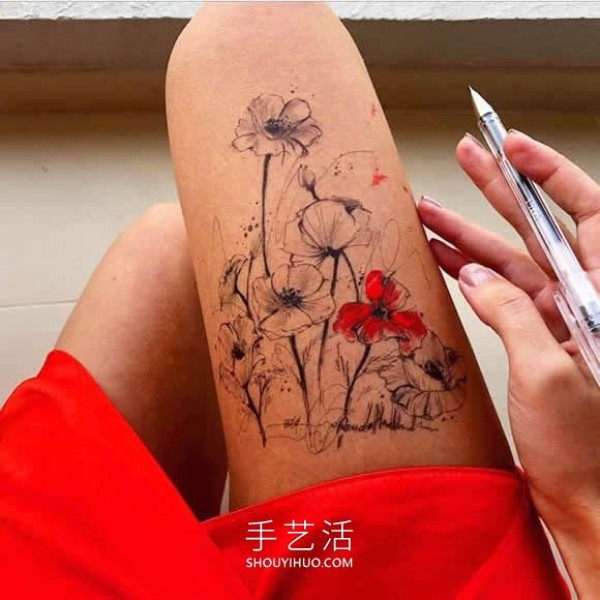 The artist uses his own thighs as a canvas to draw exquisite ink paintings! 