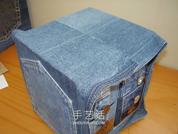 Old jeans are transformed into a multifunctional storage cabinet with drawers and side pockets! 