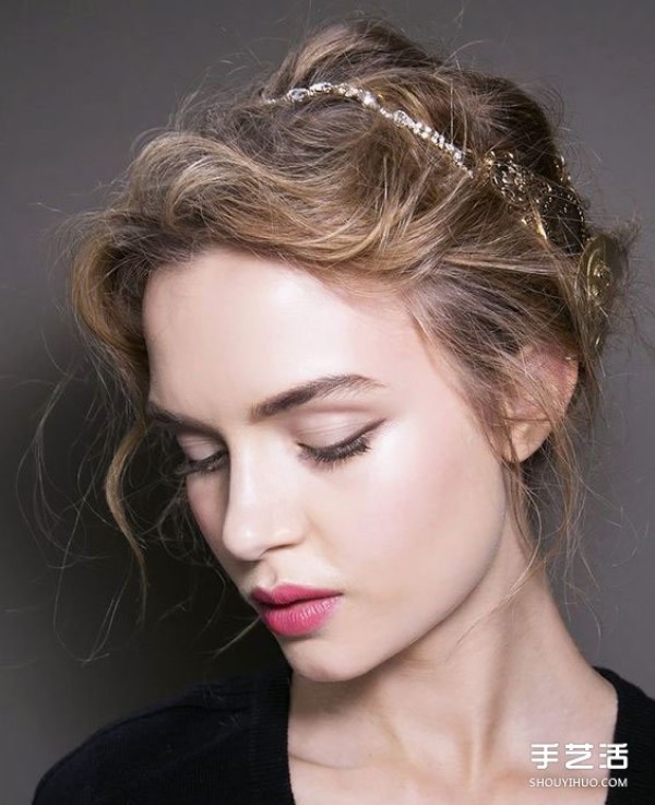 Simple and romantic wedding hairstyle for brides-to-bes reference! 