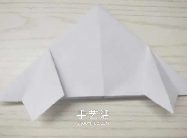 Kindergartens simple origami tutorial - Illustrations of how to fold a cute little flying saucer