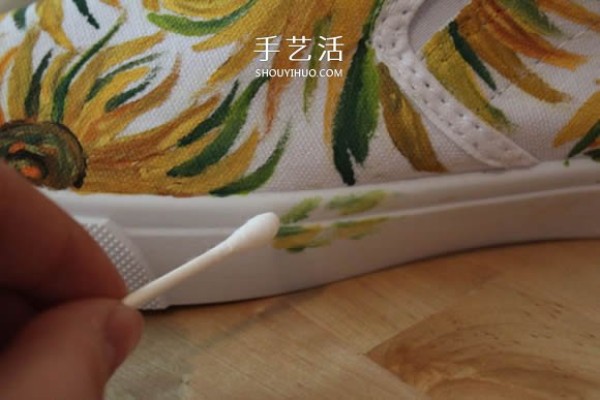 Tutorial on how to draw canvas shoes, draw Van Goghs sunflowers on the shoes