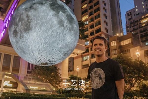 A different moon-viewing experience! Giant moon installation art work