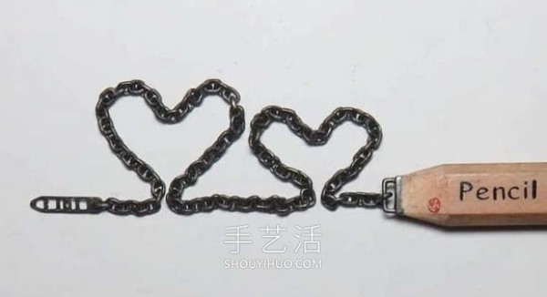 Amazing patience! Beautifully hand-carved chain with pencil lead