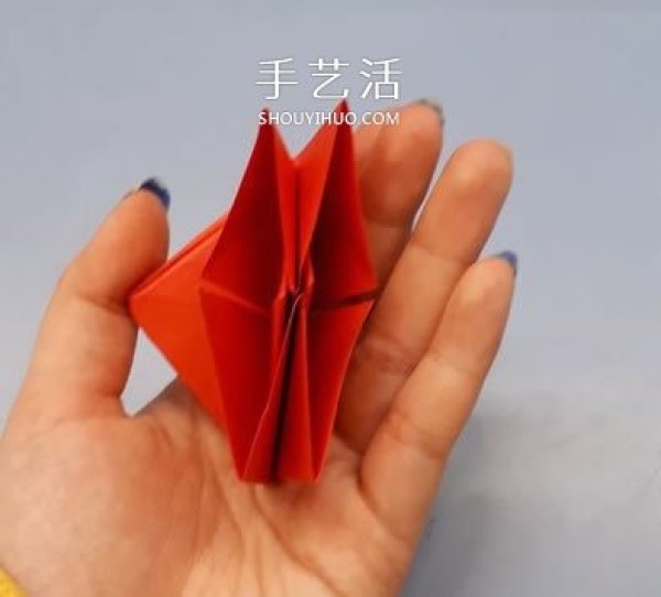 Illustrated tutorial on the origami method of a simple paper rose