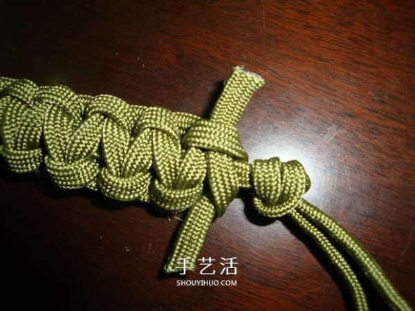 Knit a paracord bracelet of the same style as Survival in the Wilderness and give it to your boyfriend~