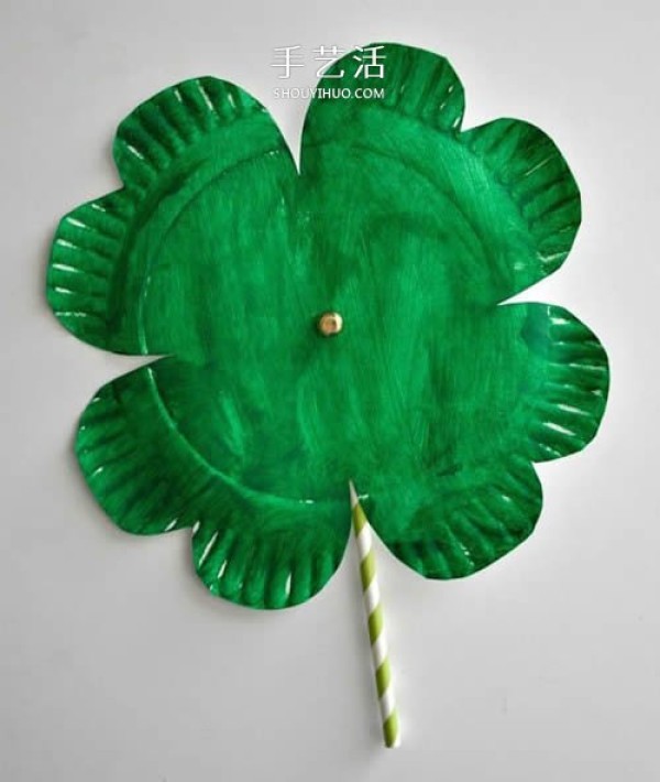 Illustrated tutorial for young children to make a paper plate four-leaf clover