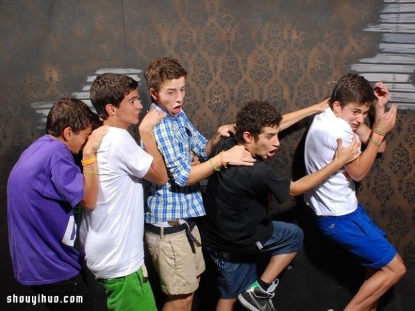 Super hilarious ~ 22 pictures of grown men being scared in a haunted house! 