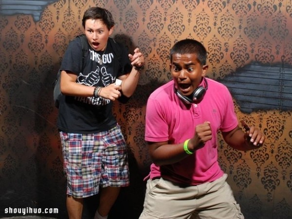 Super hilarious ~ 22 pictures of grown men being scared in a haunted house! 