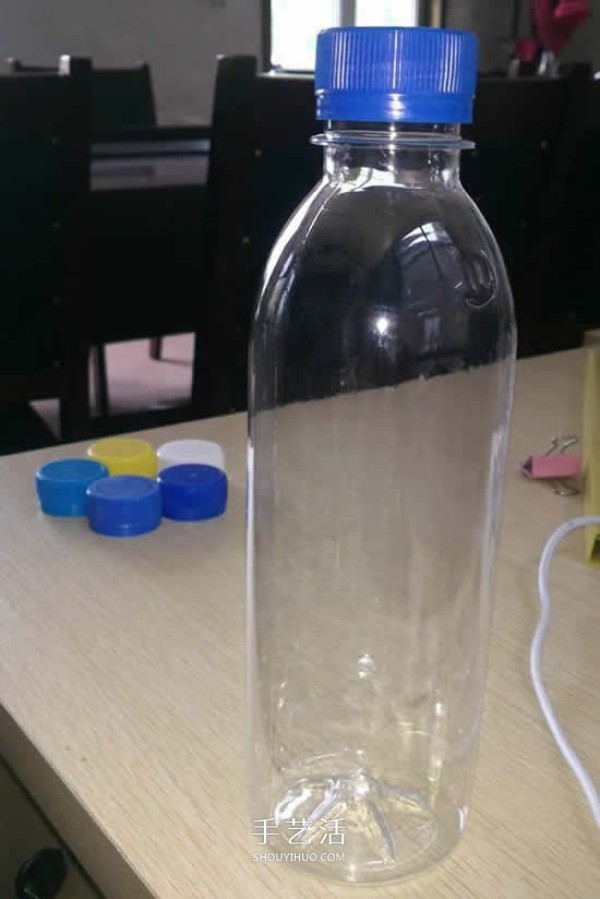 Step-by-step diagram of making a lantern from a plastic bottle, a simple method of making a beverage bottle lantern