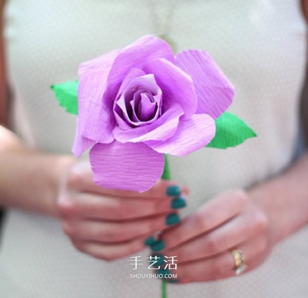 How to make three-dimensional roses with crepe paper, learn in simple steps! 